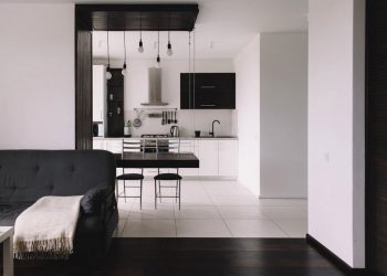 Egy fiatal pár 50m2-es lakása a 10. emeleten, városi panorámával, kontrasztos, szimpla berendezéssel