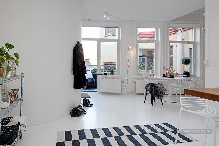 Egy szoba és konyha - plusz erkély és fehér padló