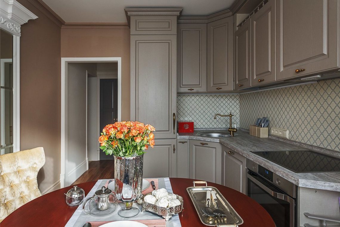 Klasszikus lakberendezés kétszobás lakásban - 52m2-es otthon klasszicista stílusban