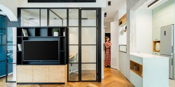 Otthon dolgozó fiatal pár 53m2-es lakása két munkaterülettel - világos, modern berendezés különböző textúrák ötvözésével, fém, üveg, beton és fa anyagokkal