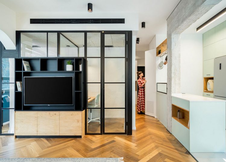 Otthon dolgozó fiatal pár 53m2-es lakása két munkaterülettel - világos, modern berendezés különböző textúrák ötvözésével, fém, üveg, beton és fa anyagokkal