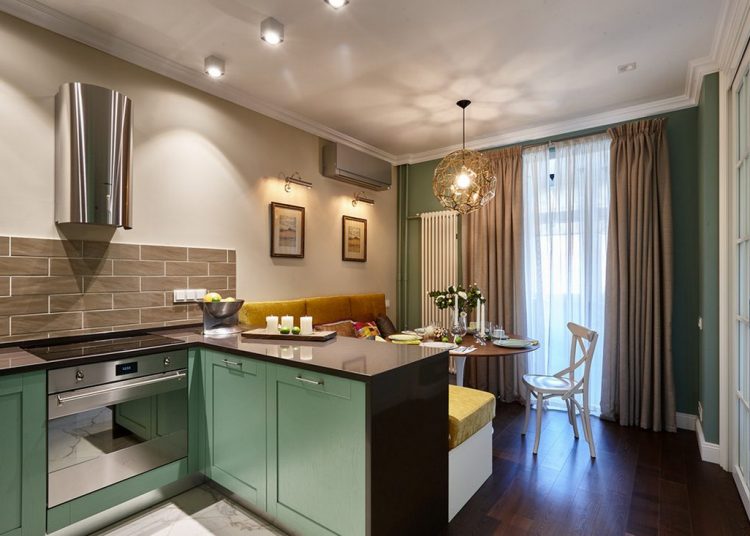 53m2-es lakás, kevés ablak - példa külön hálószoba és kényelmes konyha, étkező kialakítására