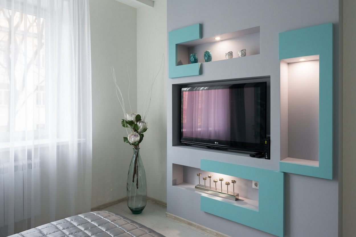 54m2-es lakás felújítása és berendezése visszafogott költségvetéssel, türkiz, törtfehér, szürke színpalettával