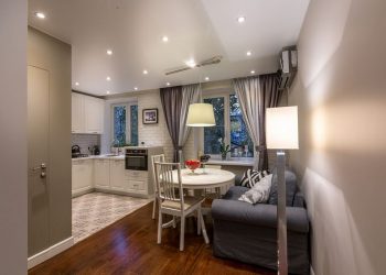 Gyermekes család 54m2-es társasházi lakásának berendezése teljes felszereltséggel