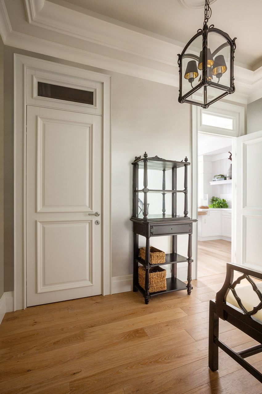 Látványos mintás kék tapéta a hálóban, fehér konyha-nappali - fiatal lány kétszobás, 55m2-es lakása klasszikus stílusban