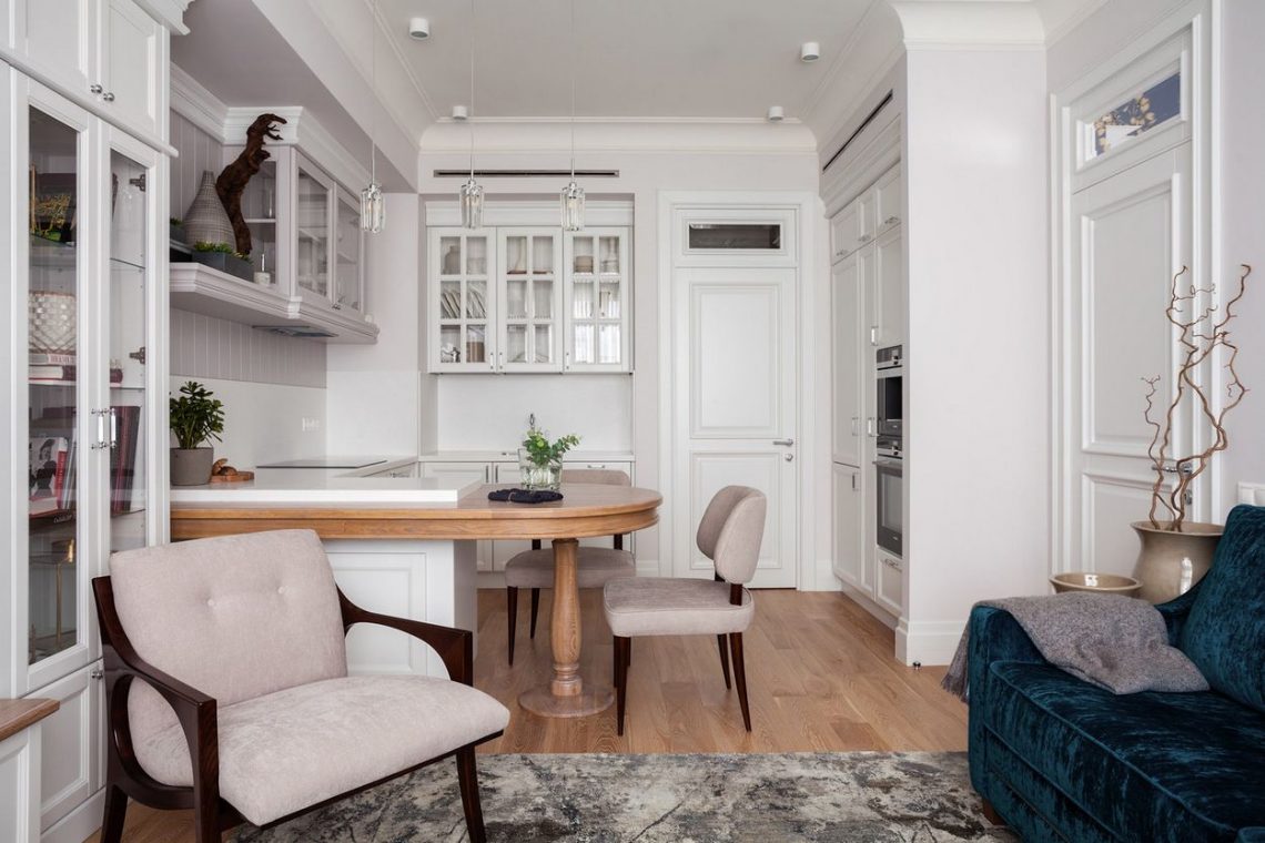 Látványos mintás kék tapéta a hálóban, fehér konyha-nappali - fiatal lány kétszobás, 55m2-es lakása klasszikus stílusban