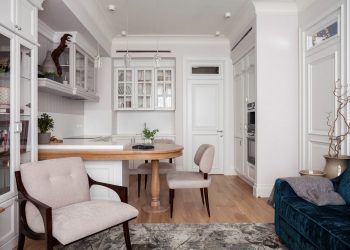 Látványos mintás kék tapéta a hálóban, fehér konyha-nappali - fiatal lány kétszobás, 55m2-es lakása klasszikus stílusban