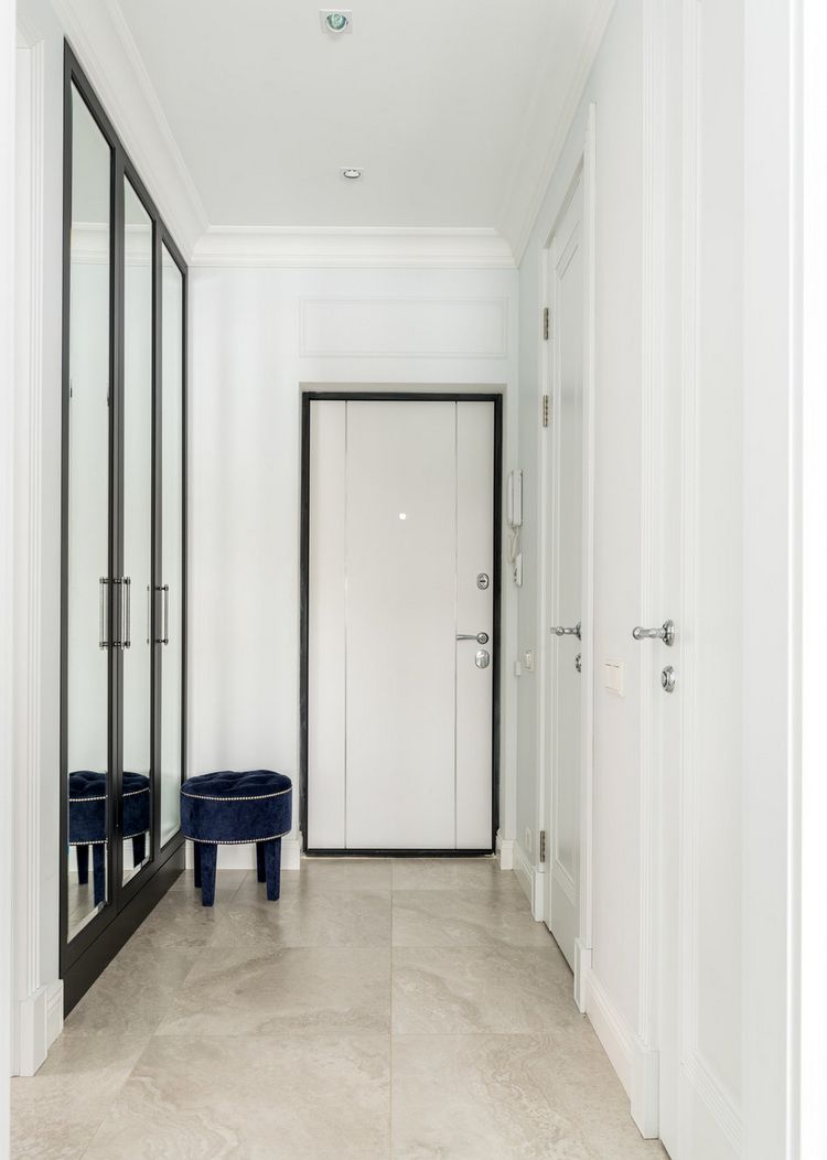 Szimpla, de nem unalmas lakberendezésre példa egy 55m2-es kétszobás lakásban - kék konyhabútor, piros ágyvég Szimpla, de nem unalmas lakberendezésre példa egy 55m2-es kétszobás lakásban - kék konyhabútor, piros ágyvég