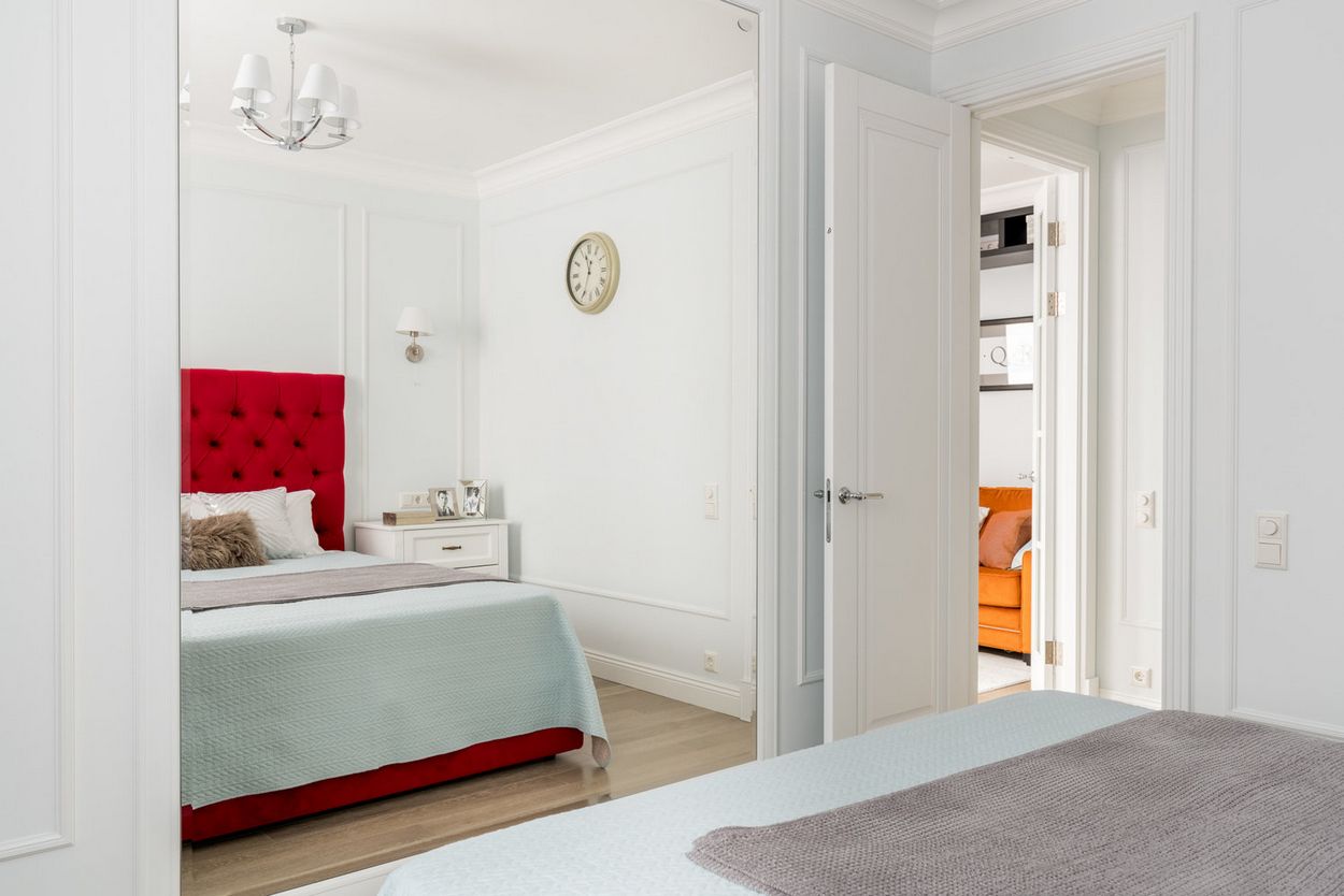 Szimpla, de nem unalmas lakberendezésre példa egy 55m2-es kétszobás lakásban - kék konyhabútor, piros ágyvég Szimpla, de nem unalmas lakberendezésre példa egy 55m2-es kétszobás lakásban - kék konyhabútor, piros ágyvég