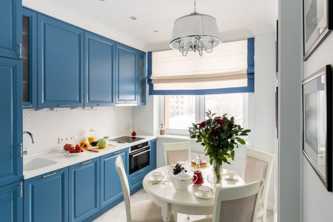 Szimpla, de nem unalmas lakberendezésre példa egy 55m2-es kétszobás lakásban - kék konyhabútor, piros ágy