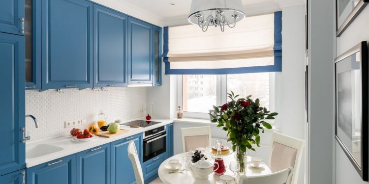 Szimpla, de nem unalmas lakberendezésre példa egy 55m2-es kétszobás lakásban - kék konyhabútor, piros ágy