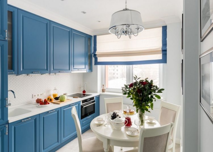 Szimpla, de nem unalmas lakberendezésre példa egy 55m2-es kétszobás lakásban - kék konyhabútor, piros ágy