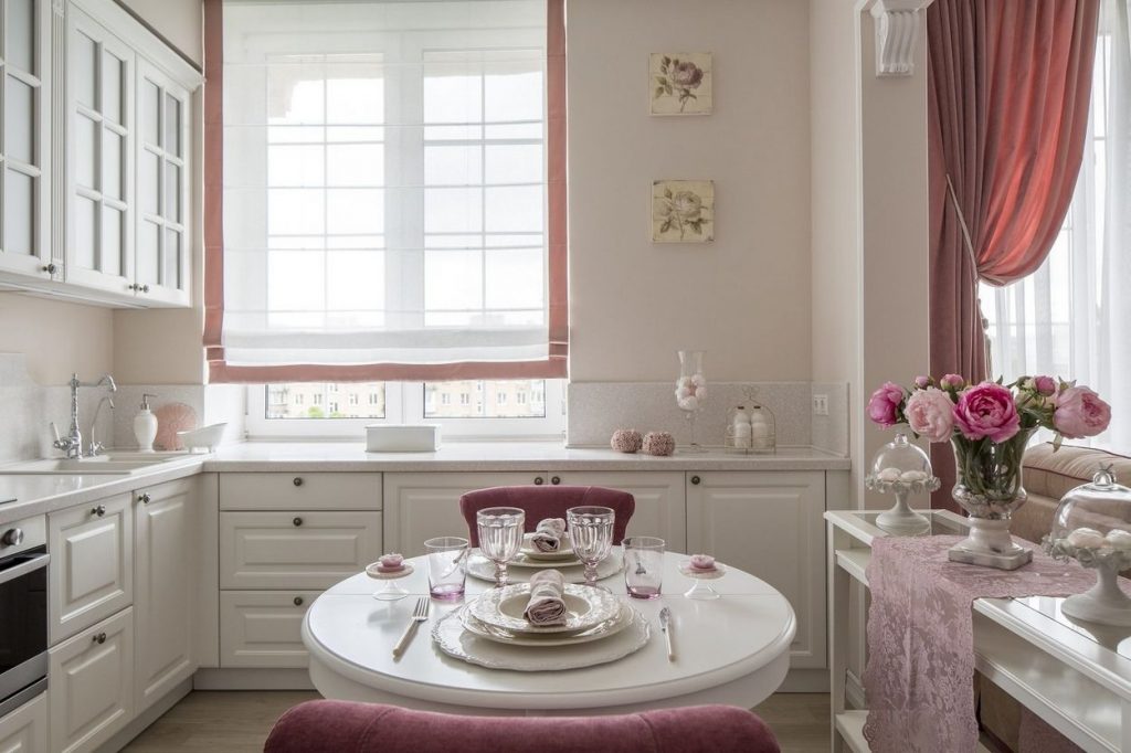 Szép lakások - 55m2-es kétszobás otthon, pasztell színek, lila és púder árnyalatok, klasszikus lakberendezés