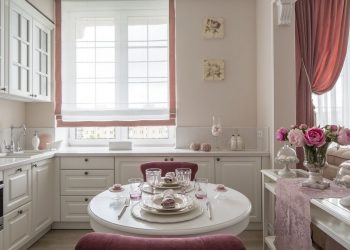 Szép lakások - 55m2-es kétszobás otthon, pasztell színek, lila és púder árnyalatok, klasszikus lakberendezés