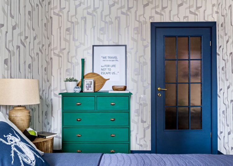 55m2-es kétszobás lakás természetes anyagokkal és a kék árnyalataival dekorálva