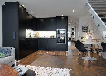 Fekete konyha egy kétszintes, 55nm-es kis teraszos lakásban - Alvhem