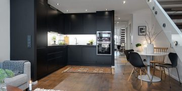 Fekete konyha egy kétszintes, 55nm-es kis teraszos lakásban - Alvhem