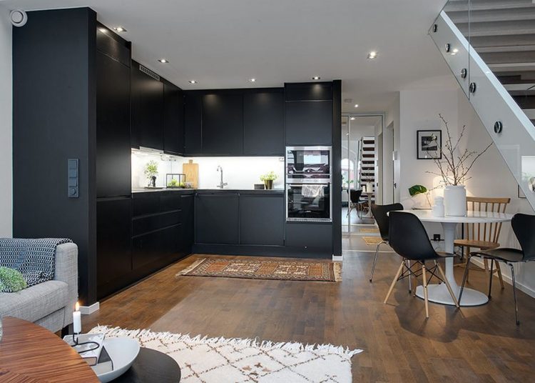 Fekete konyha egy kétszintes, 55nm-es kis teraszos lakásban - Alvhem