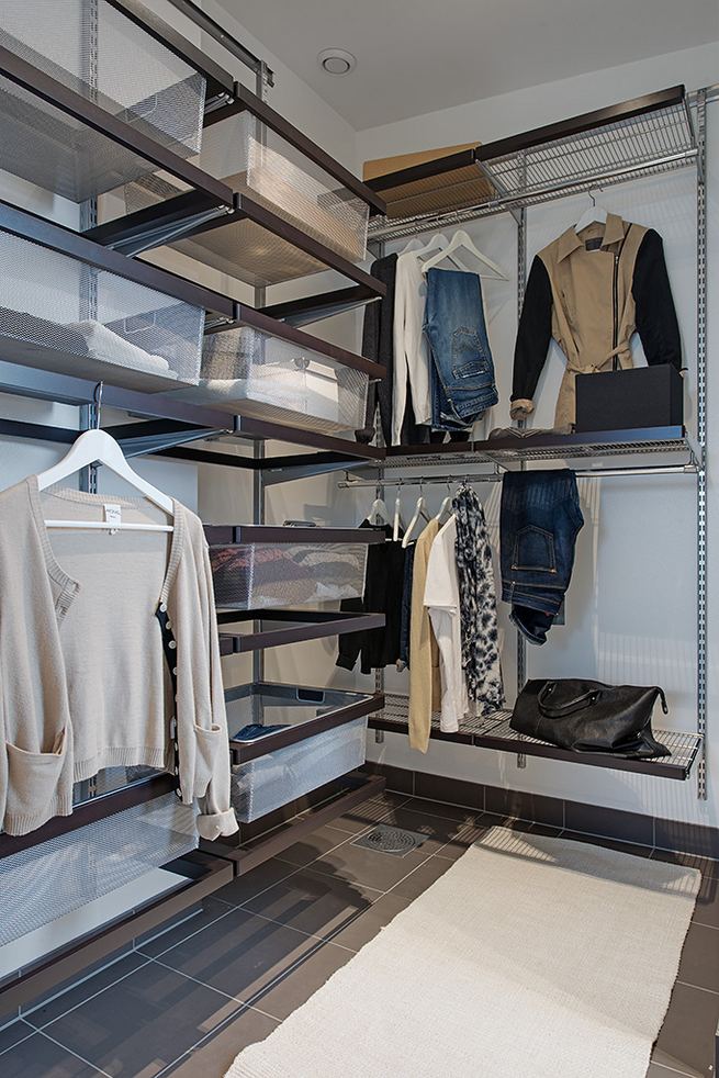 Fekete konyha egy kétszintes, 55nm-es kis teraszos lakásban - Alvhem Fekete konyha egy kétszintes, 55nm-es kis teraszos lakásban - Alvhem