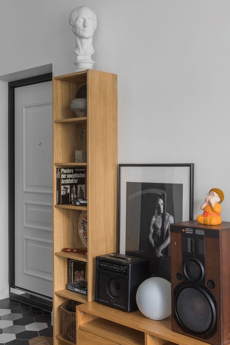 Egy szuper 56m2-es legénylakás - sötétszürke konyha, kontrasztos elemek, meleg fa és tégla felületek Egy szuper 56m2-es legénylakás - sötétszürke konyha, kontrasztos elemek, meleg fa és tégla felületek