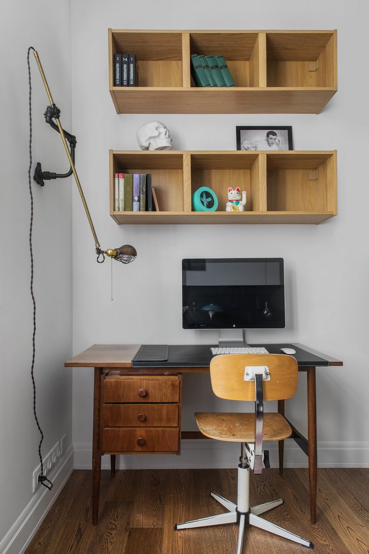 Egy szuper 56m2-es legénylakás - sötétszürke konyha, kontrasztos elemek, meleg fa és tégla felületek Egy szuper 56m2-es legénylakás - sötétszürke konyha, kontrasztos elemek, meleg fa és tégla felületek