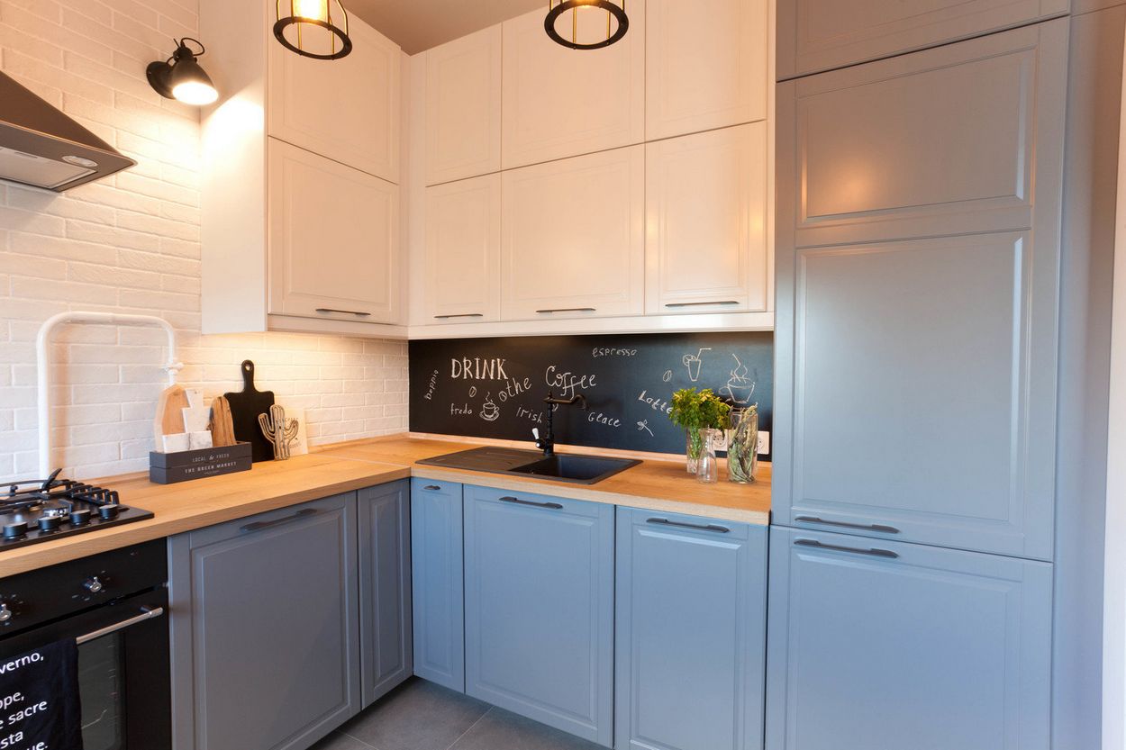 56m2-es lakás kényelmes konyhával és hálószobával, üvegezett válaszfalakkal, tolóajtókkal könnyítve a teret a nappali zónában 56m2-es lakás kényelmes konyhával és hálószobával, üvegezett válaszfalakkal, tolóajtókkal könnyítve a teret a nappali zónában