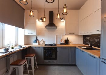 56m2-es lakás kényelmes konyhával és hálószobával, üvegezett válaszfalakkal, tolóajtókkal könnyítve a teret a nappali zónában