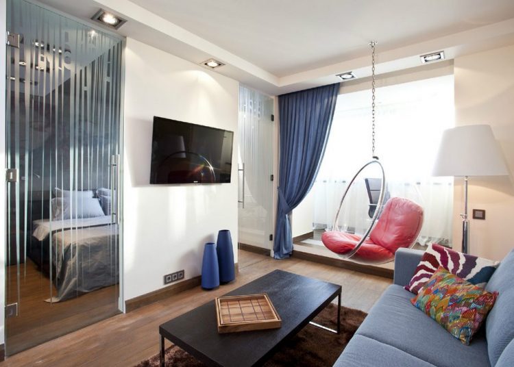 Látványos, kétszobás 56m2-es lakás üvegfallal a háló és fürdő között