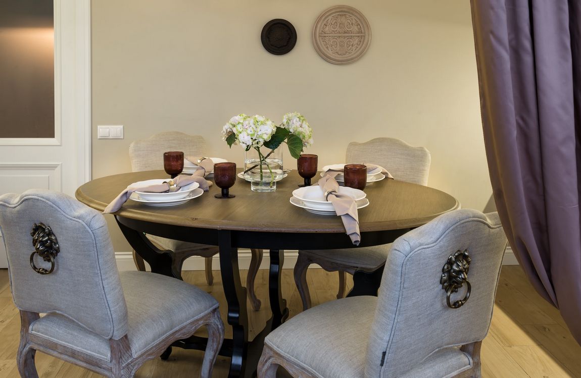 Három helyiség, 56m2, szabálytalan alaprajz - egy fiatal pár lakásának kényelmes berendezése meleg színárnyalatokkal Három helyiség, 56m2, szabálytalan alaprajz - egy fiatal pár lakásának kényelmes berendezése meleg színárnyalatokkal