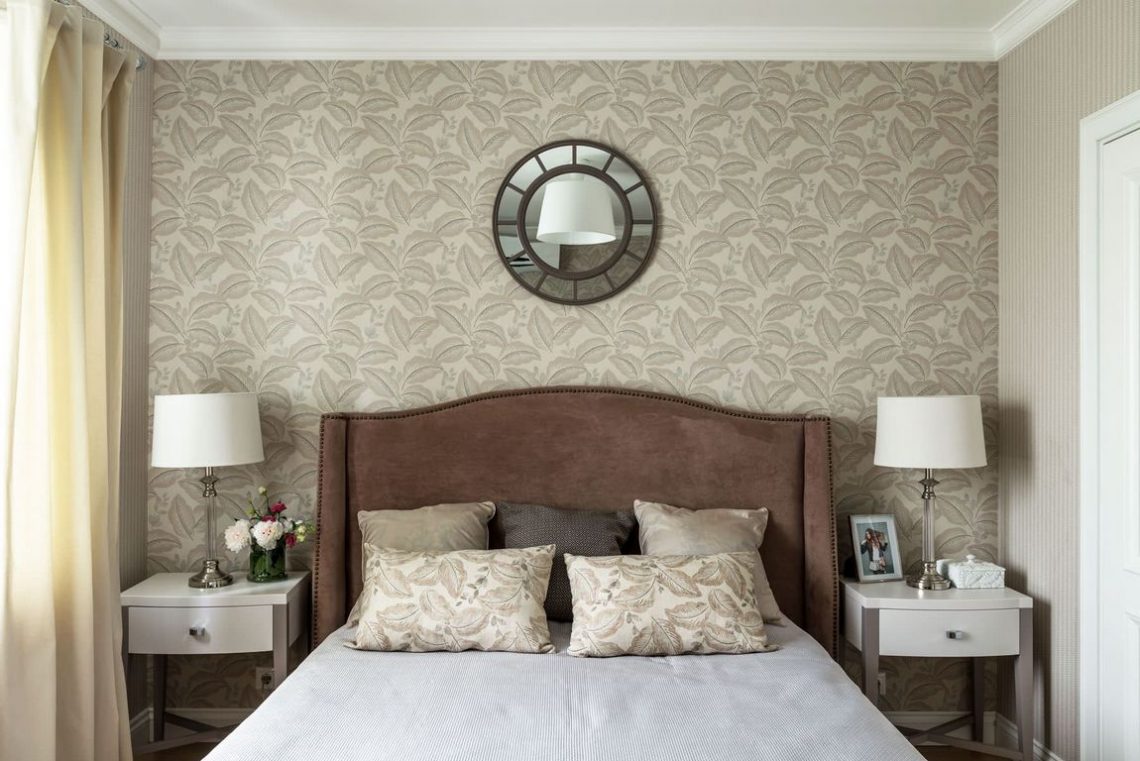 Három helyiség, 56m2, szabálytalan alaprajz - egy fiatal pár lakásának kényelmes berendezése meleg színárnyalatokkal