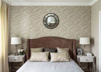 Három helyiség, 56m2, szabálytalan alaprajz - egy fiatal pár lakásának kényelmes berendezése meleg színárnyalatokkal