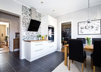 Fa bútorok, kellemes, semleges falszínek, tapéta, tágas konyha étkezővel - 57nm