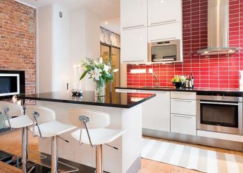 Gránit konyhapult, piros csempe, csupasz téglafal, modern kandalló - 57nm-es lakás