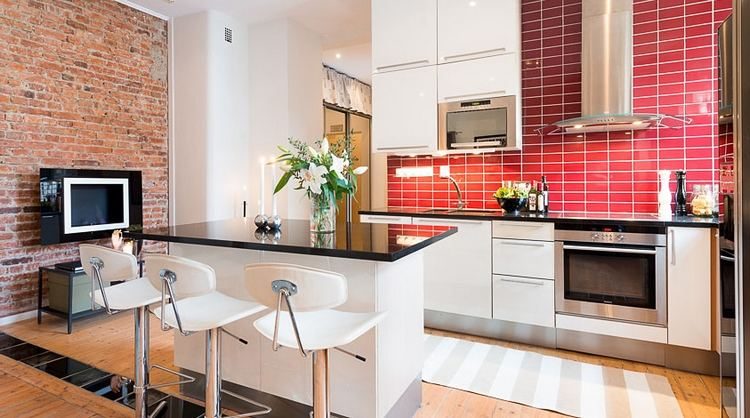 Gránit konyhapult, piros csempe, csupasz téglafal, modern kandalló - 57nm-es lakás