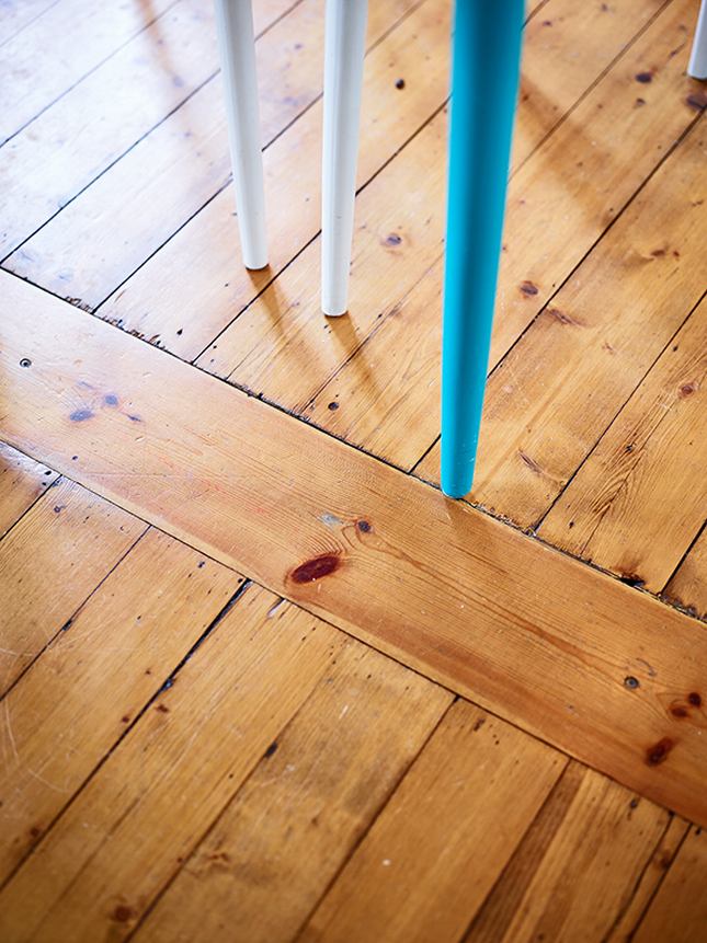 Kis lakás, lakberendezés - felújított öreg fa padló, téglafal, színes kiegészítők - kétszobás, erkélyes lakás Kis lakás, lakberendezés - felújított öreg fa padló, téglafal, színes kiegészítők - kétszobás, erkélyes lakás