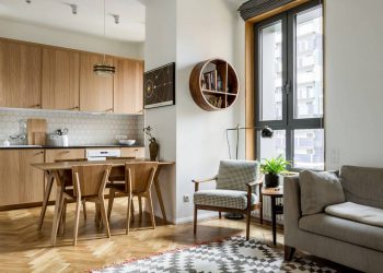 Fiatal pár szép fa felületekkel, letisztult egyszerűséggel berendezett 59m2-es lakása hobbiszobával