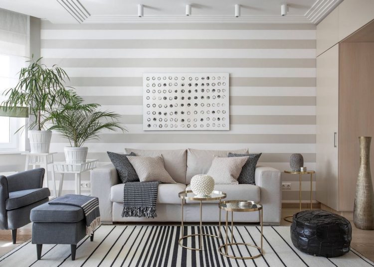 Lágy színek és csíkok - 59m2-es lakás új dekorációja krém árnyalatokkal, tapétával, minőségi felületekkel