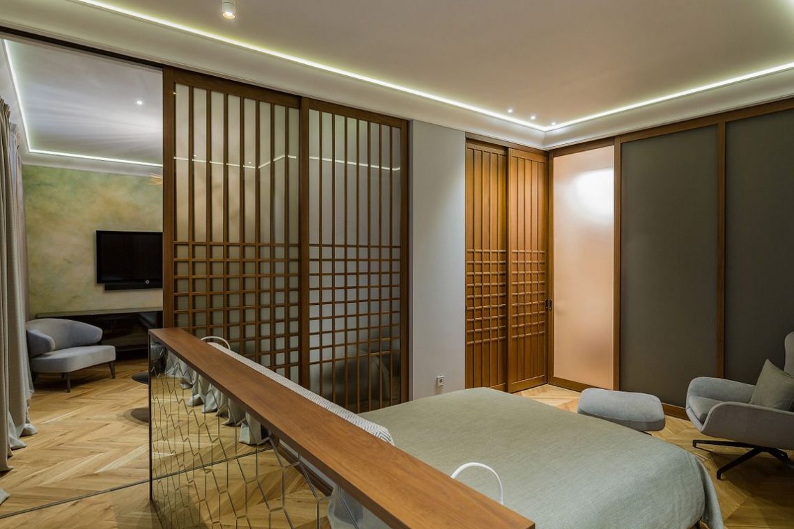 Férfi 60m2-es kétszobás lakásának berendezése - sárga-fehér konyha, sok fa felület, LED szalagok, ázsiai hangulatú csúszó válaszfal