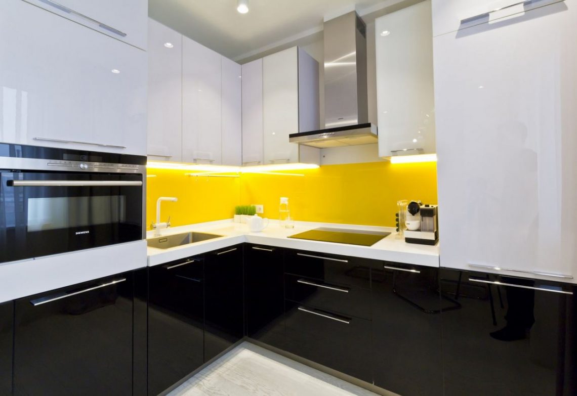 Egy sötét lakás új élete - fiatalok 60m2-es kétszobás lakása modern, világos berendezéssel, sok fehérrel és sárga árnyalatokkal