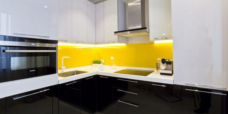 Egy sötét lakás új élete - fiatalok 60m2-es kétszobás lakása modern, világos berendezéssel, sok fehérrel és sárga árnyalatokkal
