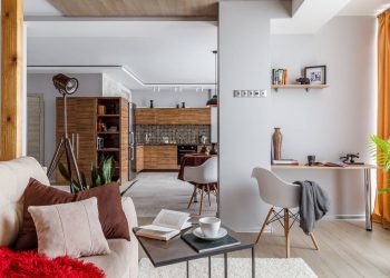 Nyitottan, mégis szépen elkülönített zónákkal kialakított 60m2-es modern, férfias lakás, gerendákkal elválasztott háló, fényes fa konyhabútor