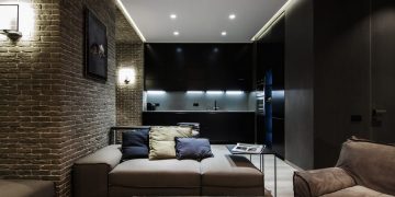 60m2-es modern lakás sötét, meleg tónusokkal, elegáns berendezéssel, nagy, nyitott nappali térrel