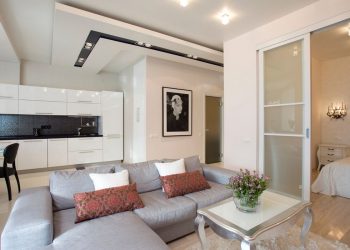 Világos, hangulatos, 60m2-es lakás modern lakberendezéssel, tolóajtókkal elválasztott hálószobával