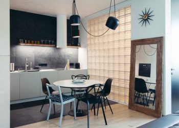 Üvegtégla, modern berendezés, természetes anyagok - egy fiatal pár 60m2-es, kétszobás új lakása