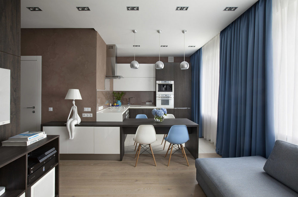 Kék, barna árnyalatok, sötét fa felületek egy 60m2-es kétszobás lakásban - tágas, kényelmes térszervezés