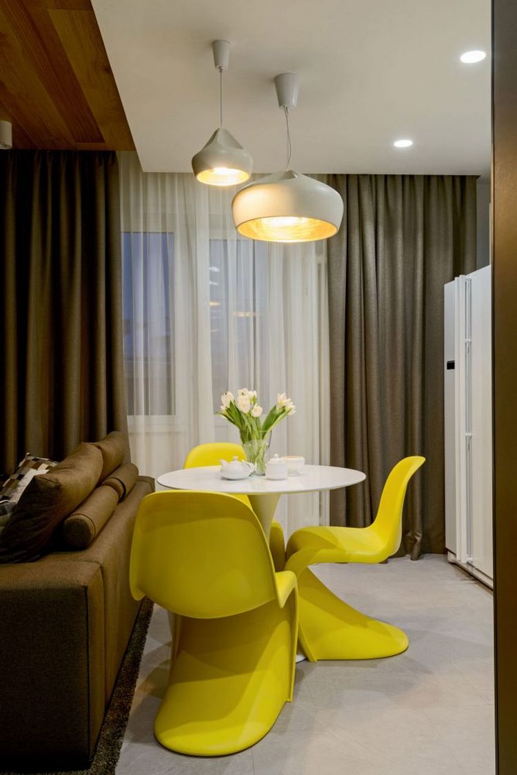 61m2-es lakás sok szép fa felülettel, függőleges kis növényfalakkal a nappaliban és fürdőben 61m2-es lakás sok szép fa felülettel, függőleges kis növényfalakkal a nappaliban és fürdőben