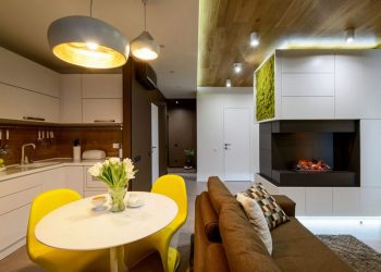 61m2-es lakás sok szép fa felülettel, függőleges kis növényfalakkal a nappaliban és fürdőben