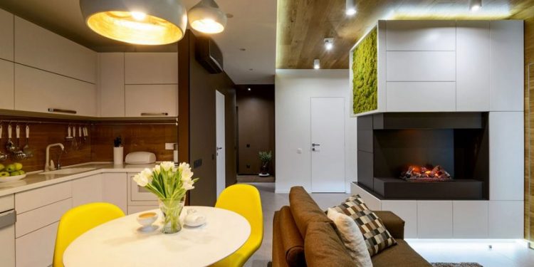 61m2-es lakás sok szép fa felülettel, függőleges kis növényfalakkal a nappaliban és fürdőben