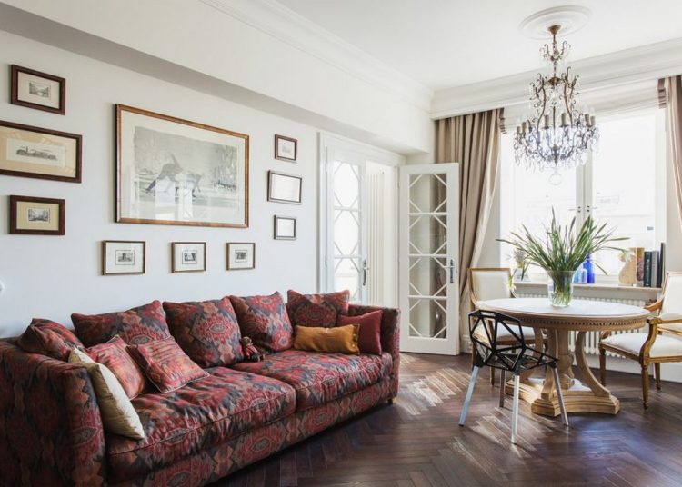 Klasszikus hangulatban - 62m2-es lakás, világos falak, sötét tölgy padló, üveges ajtók, könyvespolc