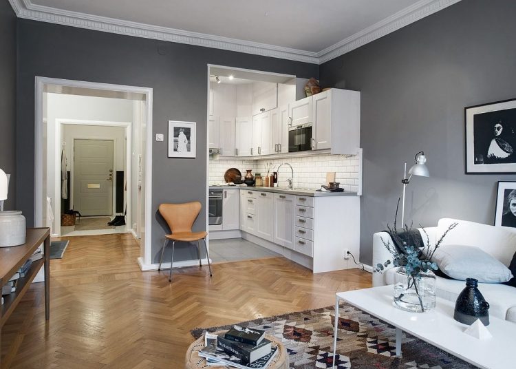 Szürke és szürkéskék falak, szép halszálkás parketta és kilim szőnyeg - egy inspiráló 63m2-es lakás